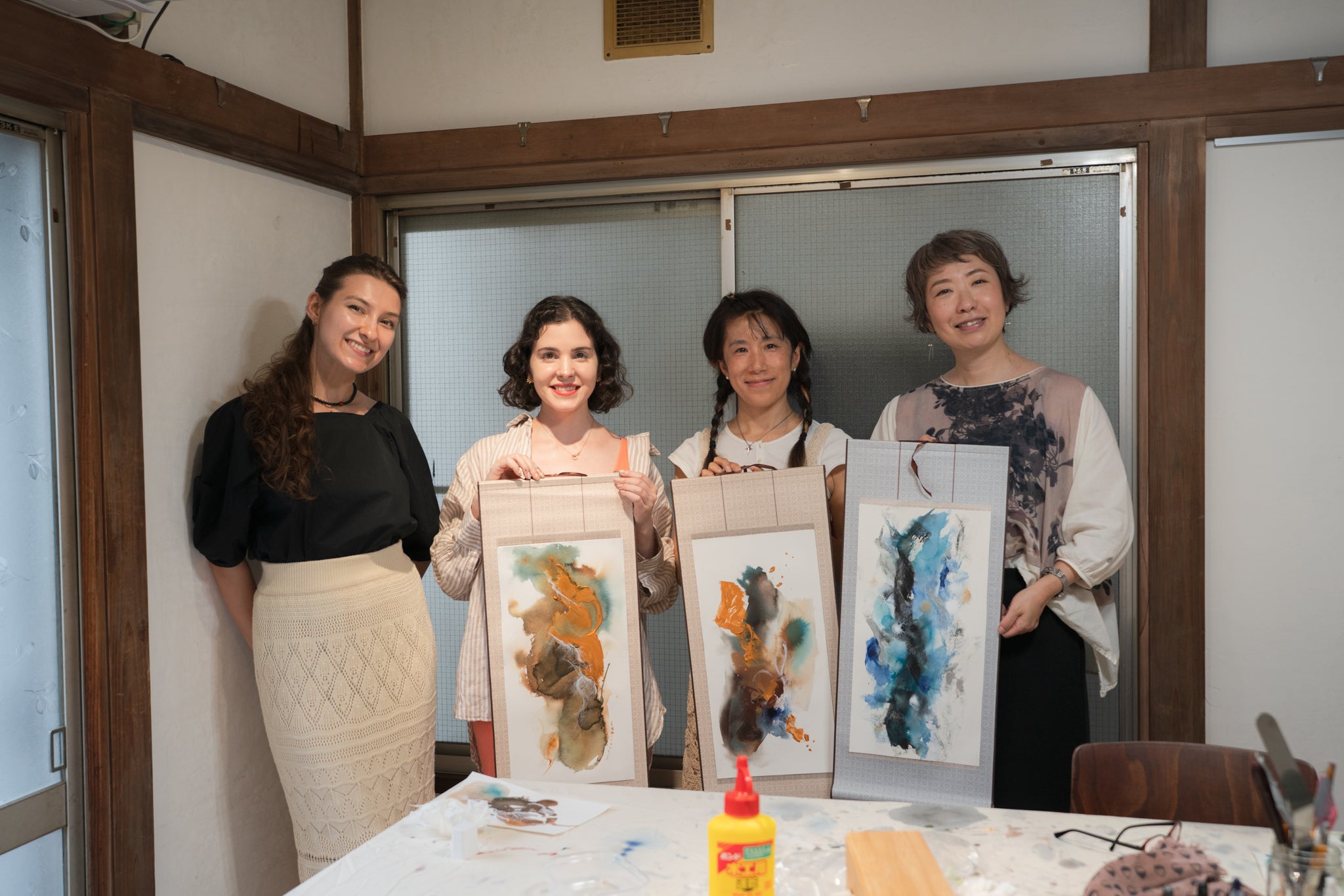 英語で学ぶ 1日限定 抽象アート × 掛け軸ワークショップ